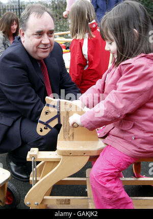 Erster Minister Alex Salmond bei einem Besuch im Greengables Family Centre in Edinburgh, Schottland, bei der Einleitung von Maßnahmen zur Verbesserung der Jugendhilfe für Kinder und ihre Familien, die heute von der schottischen Regierung festgelegt wurden. Stockfoto