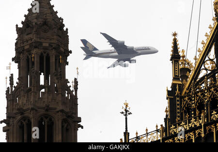 Der Airbus A380 von Singapore Airlines fliegt heute über den Palast von Westminster in London, da er zum ersten Mal mit Passagieren am Flughafen Heathrow anfliegt. Stockfoto