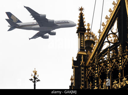 Der Airbus A380 von Singapore Airlines fliegt heute über den Palast von Westminster in London, da er zum ersten Mal mit Passagieren am Flughafen Heathrow anfliegt. Stockfoto