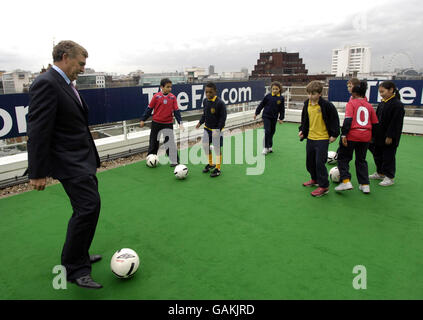 Sir Trevor Brooking der FA mit Kindern der St John's School in Fulham auf dem Dach des FA-Hauptquartiers in Soho Square, London, um eine Investition von 200 Millionen in den Breitenfußball anzukündigen. Stockfoto