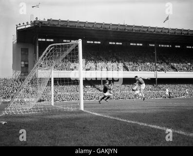 Jubel in erster Minute für Arsenal-Fans, als ein Schuss von Alan Skirton Harry Gregg, den Torwart von Manchester United, schlägt, um ins Netz zu kommen, nur damit das Tor für die Offside nicht zugelassen wird. Stockfoto