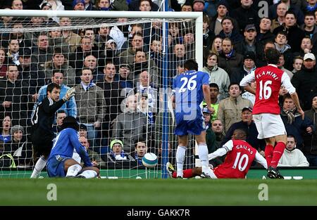 Fußball - Barclays Premier League - Chelsea / Arsenal - Stamford Bridge. William Gallas von Arsenal trifft den Post Stockfoto