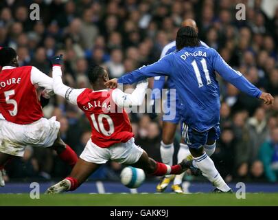 Fußball - Barclays Premier League - Chelsea / Arsenal - Stamford Bridge. Chelseas Didier Drogba erzielt das erste Tor des Spiels Stockfoto