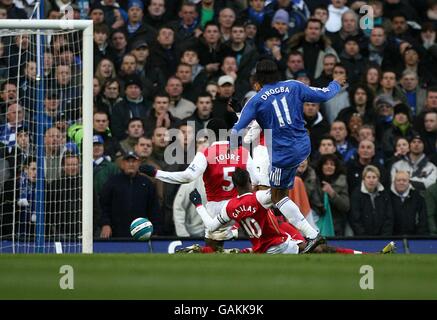 Fußball - Barclays Premier League - Chelsea / Arsenal - Stamford Bridge. Der Chelsea-Spieler Didier Drogba erzielt das erste Tor des Spiels Stockfoto