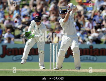 Der englische Ian Bell trifft mit dem neuseeländischen Wicketkeeper Brendon McCullum 4 Läufe lang den Ball während des 3. Tests im McLean Park, Napier, Neuseeland. Stockfoto