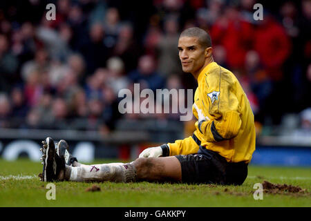 Fußball - AXA FA Cup - vierte Runde - Manchester United gegen West Ham United. David James von West Ham United sitzt niedergeschlagen, nachdem Ryan Giggs von Manchester United das zweite Tor geschossen hat Stockfoto