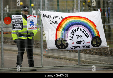 Ein Polizist bewacht am Osterwochenende 1958 die Tore des Atomwaffenbetriebs in Aldermaston, Berkshire, zum 50. Jahrestag des historischen ersten marsches von London zum Standort. Stockfoto