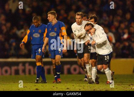 Fußball - AXA FA Cup - vierte Runde - Shrewsbury Town gegen Chelsea. Chelsea's Jody Morris wird mit einem niedergeschlagen Karl Murray und Jamie Tolley von Shrewsbury Town zum vierten Tor gratuliert Stockfoto