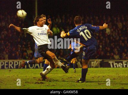 Fußball - AXA FA Cup - vierte Runde - Shrewsbury Town gegen Chelsea. Nigel Jemson von Shrewsbury Town spielt den Ball über die Bar Stockfoto