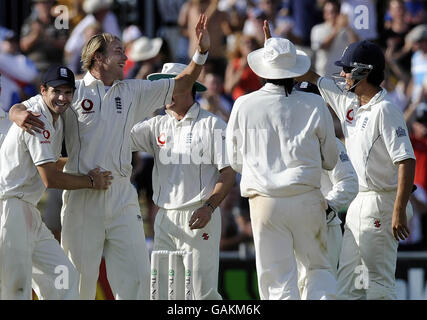 Der englische Stuart Broad (2. Links) feiert das Dickicht des neuseeländischen Mathew Sinclair während des 3. Tests im McLean Park, Napier, Neuseeland. Stockfoto