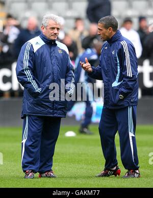 Fußball - Barclays Premier League - Newcastle United gegen Fulham - St James Park. Kevin Keegan (ol), Manager von Newcastle United, und sein Assistent Chris Hughton (r) vor dem Start Stockfoto