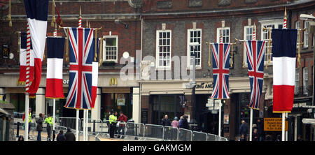 Französische Nationalflaggen fliegen vor dem zweitägigen Staatsbesuch des französischen Präsidenten Nicolas Sarkozy, der morgen beginnen soll, an der Seite des Union Jack im Stadtzentrum von Windsor in der Stadt von Bukshire. Stockfoto