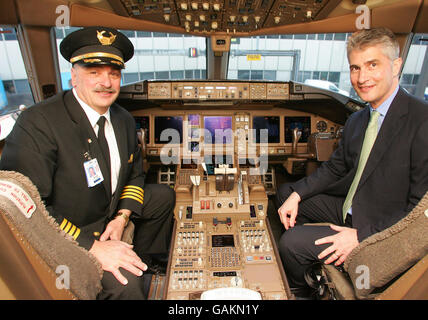 Kapitän Rob Pulino, links, Und Präsident von Continental Airlines Jeff Smisek auf dem Flugdeck des Continental Airlines-Fluges CO28, nachdem er heute Morgen von New York aus am Londoner Flughafen Heathrow angekommen war und damit das erste Flugzeug war, das im Rahmen des neuen Open-Skies-Abkommens zwischen den USA und der Europäischen Union in Heathrow landete. Stockfoto