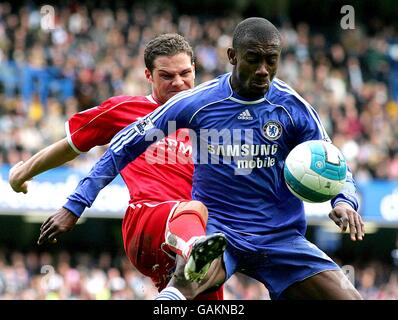 Luke Young (l) von Middlesbrough und Salomon Kalou (r) von Chelsea Für den Ball Stockfoto