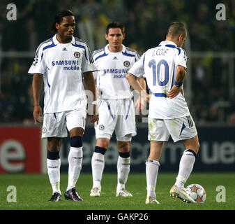 Chelsea's Didier Drogba (links), Frank Lampard (Mitte) und Joe Cole stehen depriziert, nachdem Fenerbahces Luis edu Dracena beim Champions League Quarter Final First Leg im Sukruu Saracoglu Stadium, Istanbul, sein zweites Tor erzielt hat. Stockfoto