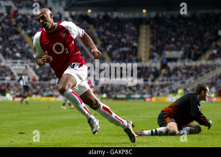 Fußball - FA Barclaycard Premiership - Newcastle United / Arsenal. Thierry Henry von Arsenal feiert nach dem Tor zum Eröffnungstreffer, während Shay Given von Newcastle United niedergeschlagen wird Stockfoto