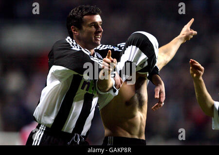 Fußball - FA Barclaycard Premiership - Newcastle United / Arsenal. Laurent Robert von Newcastle United feiert mit Gary Speed, nachdem er das Ausgleichstor gegen Arsenal erzielt hat Stockfoto