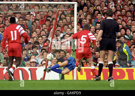 Liverpools Ronnie Whelan (5) schießt 3 Minuten lang das Gleichgewichtziel, um eine Wiederholung zu verdienen. Ebenfalls abgebildet waren Liverpools Mark Walters (l) und Portsmouth-Torhüter Alan Knight (c) Stockfoto