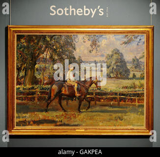 Sir Alfred J. Munnings Portrait A Boy and his Pony - Portrait of Daffern Seal on Canary, das voraussichtlich im nächsten Monat für 1.5-2.5 Millionen verkauft wird, wird in Sotheby's Auktionshaus, New Bond Street, London, vorgestellt. Stockfoto