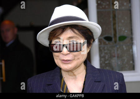 Yoko Ono besucht John Lennons Elternhaus in der Menlove Avenue, Liverpool. Stockfoto