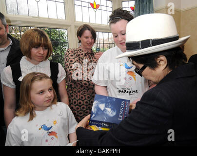 Yoko Ono besucht John Lennons Elternhaus in der Menlove Avenue, Liverpool und begrüßt Kinder aus dem Alder Hey Children's Hospital, dessen Wohltäter Ono ist. Stockfoto