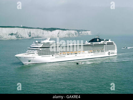 Das Kreuzschiff MSC Poesia, das vor seiner Taufe durch Sophia Loren in Anwesenheit des Schiffskapitäns und Prinz und Prinzessin Michael von Kent in Dover Harbour ankommt. Stockfoto