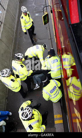 Fackellauf Für Die Olympischen Spiele In Peking - London. Die Polizei kämpft während des Londoner Beins des Olympischen Fackellaufs 2008 in Peking in Wembley mit einem Demonstranten zu Boden. Stockfoto