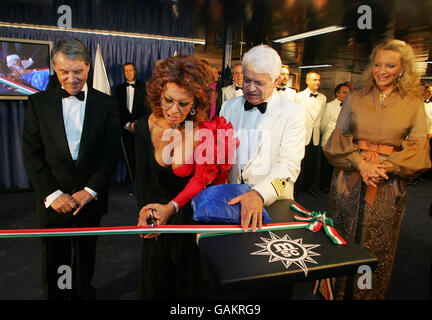 (Von links nach rechts) der Schiffseigner Gianluigi Aponte, die Schauspielerin Sophia Loren bei der Taufe des Schiffes, Kapitän Ferdinando Ponti und Prinzessin Michael von Kent an Bord des Kreuzfahrtschiffs MSC Poesia. Stockfoto