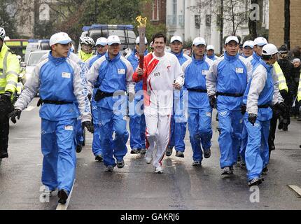 Fackellauf Für Die Olympischen Spiele In Peking - London. Tim Henman läuft vom Notting Hill Gate während der Olympischen Spiele in Peking in London. Stockfoto