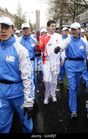 Fackellauf Für Die Olympischen Spiele In Peking - London. Tim Henman läuft vom Notting Hill Gate während der Olympischen Spiele in Peking in London. Stockfoto