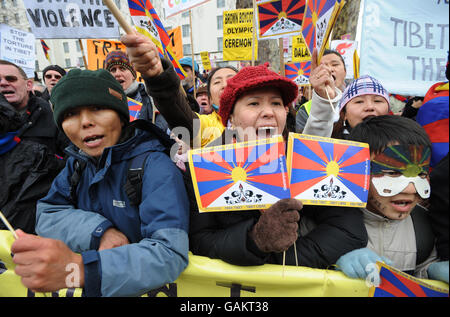 Während der olympischen Fackelreise durch London auf dem Weg zur Beleuchtung des olympischen Hexenkessels in der O2 Arena in Greenwich kämpfen Demonstranten für die Unabhängigkeit Tibets von der chinesischen Herrschaft. Stockfoto