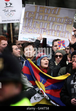 Pro-Tibet-Demonstranten in der St. Paul's Cathedral während der olympischen Fackelreise durch London auf dem Weg zur Beleuchtung des olympischen Kessels in der O2 Arena in Greenwich. Stockfoto