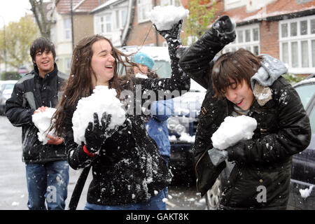 Wetter, Schnee trifft Großbritannien, 2008. Jugendliche haben eine Schneeballschlacht in Chiswick, West London. Stockfoto