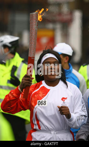 Die ehemalige britische Olympiajavelin-Werferin Tessa Sanderson trägt die olympische Fackel während ihrer Staffelfahrt durch London auf dem Weg zur Beleuchtung des olympischen Kessels in der O2 Arena in Greenwich. Stockfoto