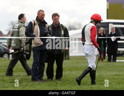 Der Jockey Ruby Walsh (r) geht nach dem Sturz niedergeschlagen weg Poquelin während der „Extra Smooth Handicap“-Hürde von John Smith Aintree Stockfoto