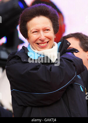 Die Prinzessin Royal, Prinzessin Anne, sieht so aus, als wenn die britische Athletin Dame Kelly Holmes mit der olympischen Fackel hochgehalten wird, nachdem sie die letzte Etappe des olympischen Fackellaufs in der O2 Arena absolviert hat. Stockfoto