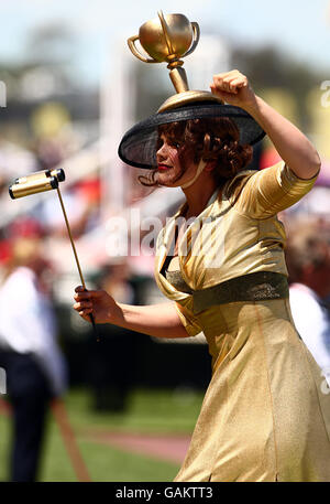 Racegoers in aufwendigen Kostümen während des Melbourne Cup in Melbourne, Australien. Stockfoto