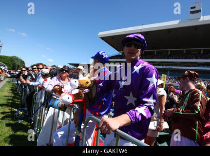 Australien Melbourne Cup. Rennfahrer genießen die Renntage während des Melbourne Cup in Melbourne, Australien. Stockfoto