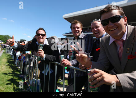 Australien Melbourne Cup. Rennfahrer genießen die Renntage während des Melbourne Cup in Melbourne, Australien. Stockfoto