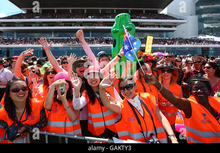 Racegoers genießen die Tage Rennen während des Melbourne Cup in Melbourne, Australien. Stockfoto