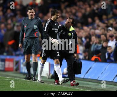 Fußball - UEFA Champions League - Viertelfinale - zweite Etappe - Chelsea gegen Fenerbahce - Stamford Bridge. Chelsea-Torhüter Carlo Cudicini lästert, als er das Feld verlässt, um von Henrique Hilario ersetzt zu werden Stockfoto