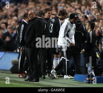 Chelsea-Manager Avram Grant (links) steht als Torwart Carlo Cudicini Lässt das Feld verletzt durch Henrique Hilario ersetzt werden (Rechts) Stockfoto