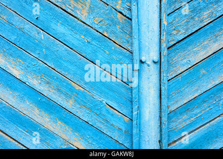 Im Alter von Holz Textur der Bretter und Latten in eine helle pulsierende blaue Farbe lackiert. Dreieck Diagonale Komposition von einem alten Haus- Stockfoto