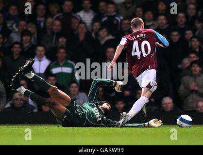 Fred Sears (r) von West Ham United kommt am Torwart von Portsmouth vorbei David James Stockfoto