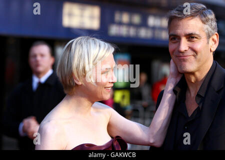 Renee Zellweger und George Clooney kommen zur europäischen Filmpremiere von Leatherheads am Odeon Leicester Square im Zentrum von London an. Stockfoto