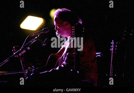 Neil Young spielt die akustische Hälfte seines Konzerts im Hammersmith Apollo in West London. Stockfoto