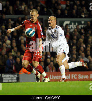 Martin Skrtel von Liverpool schützt den Ball vor Freddie Ljungberg von West Ham während des Spiels der Barclays Premier League im Anfield Stadium, Liverpool. Stockfoto