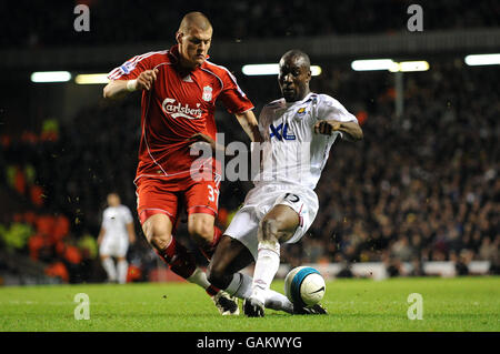 Liverpools Martin Skrtel (links) zwickt sich mit Carlton Cole von West Ham während des Spiels der Barclays Premier League im Anfield Stadium, Liverpool. Stockfoto