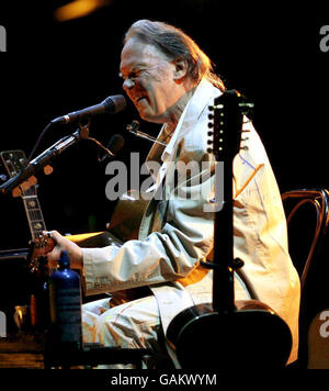 Neil Young spielt die akustische Hälfte seines Konzerts im Hammersmith Apollo in West London. Stockfoto