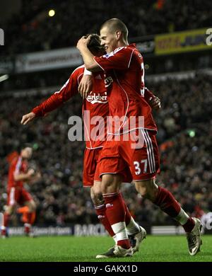 Fußball - Barclays Premier League - Liverpool gegen West Ham United - Anfield. Liverpools Fernando Torres wird von Martin Skrtel zum zweiten Tor des Spiels gratuliert. Stockfoto